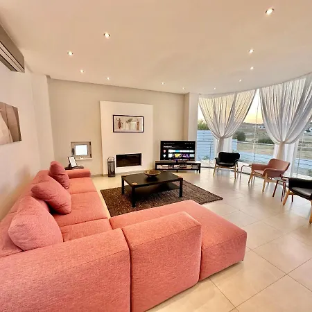 Amazing Luxury Larnaca Ξενοδοχείο 4*